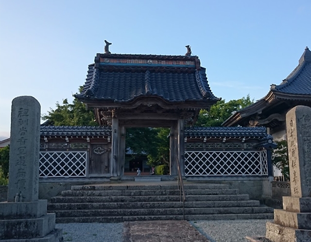 佐渡市泉　正法寺　山門（国指定文化財。金井能楽から1.5km）<br>境内に世阿弥「腰かけの石」がある